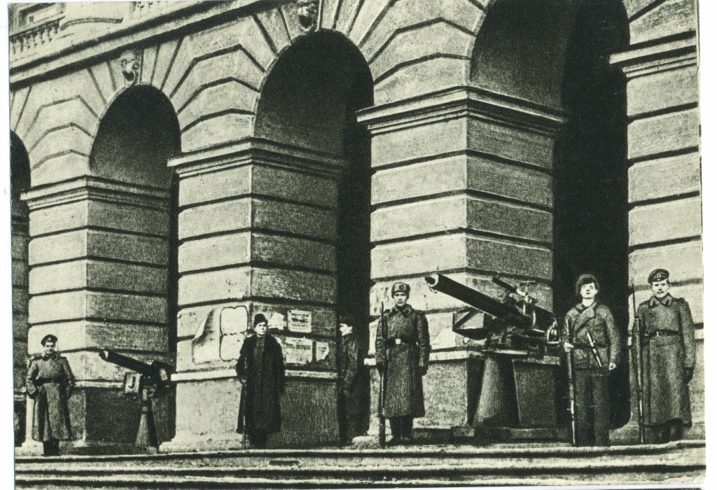 Вооружённое восстание рабочих, солдат и матросов в Петрограде. 